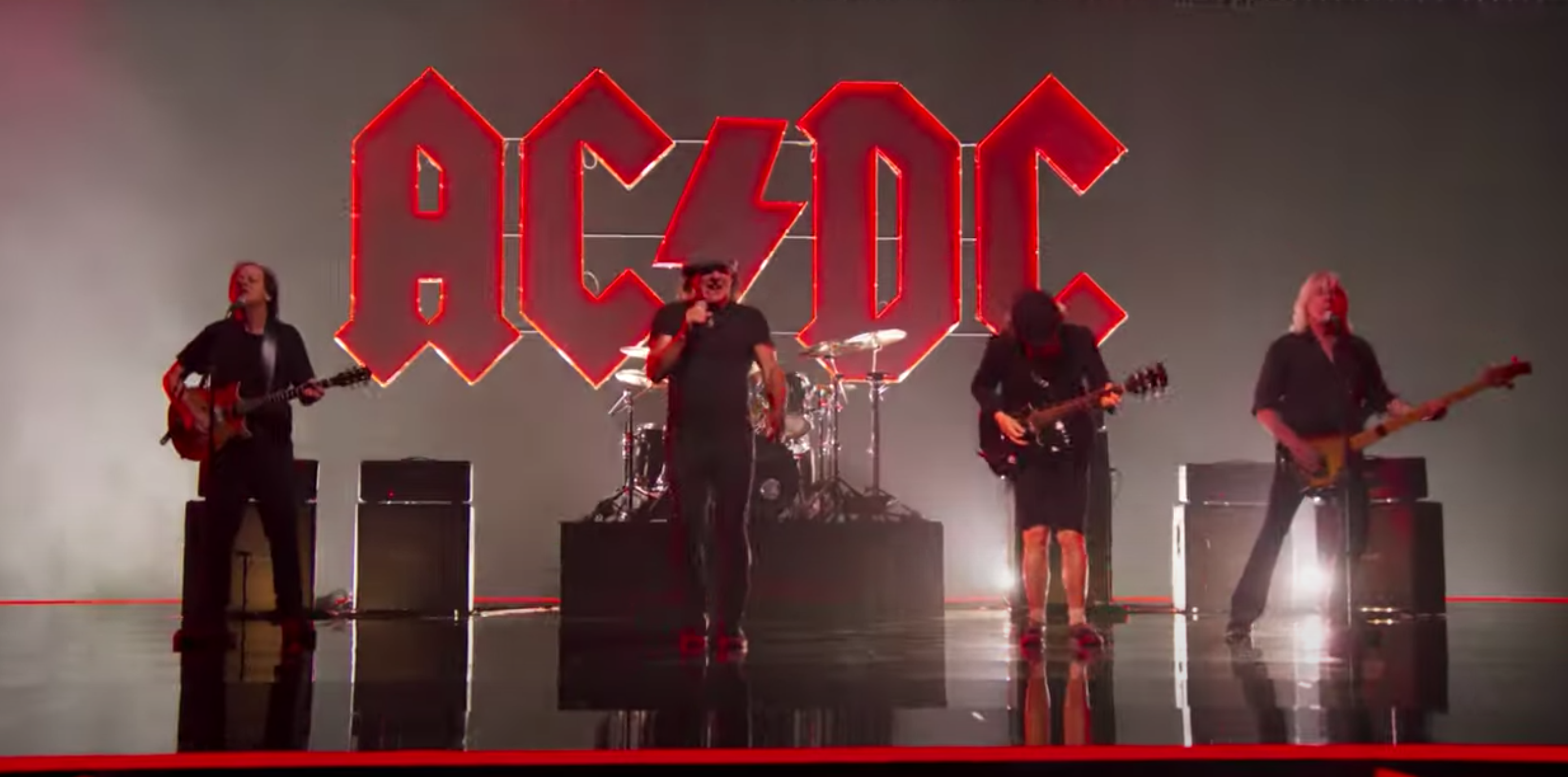 AC/DC rockea como nunca antes en el video de "Shot In The Dark"