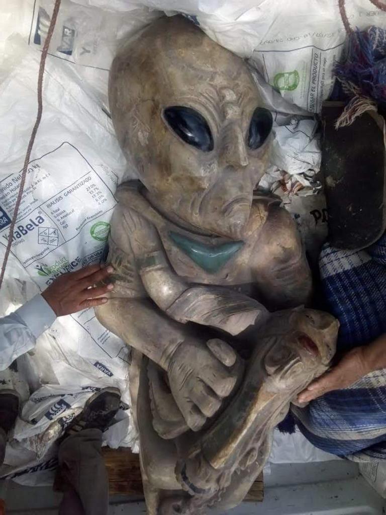 escultura-alien-tren-maya-falso