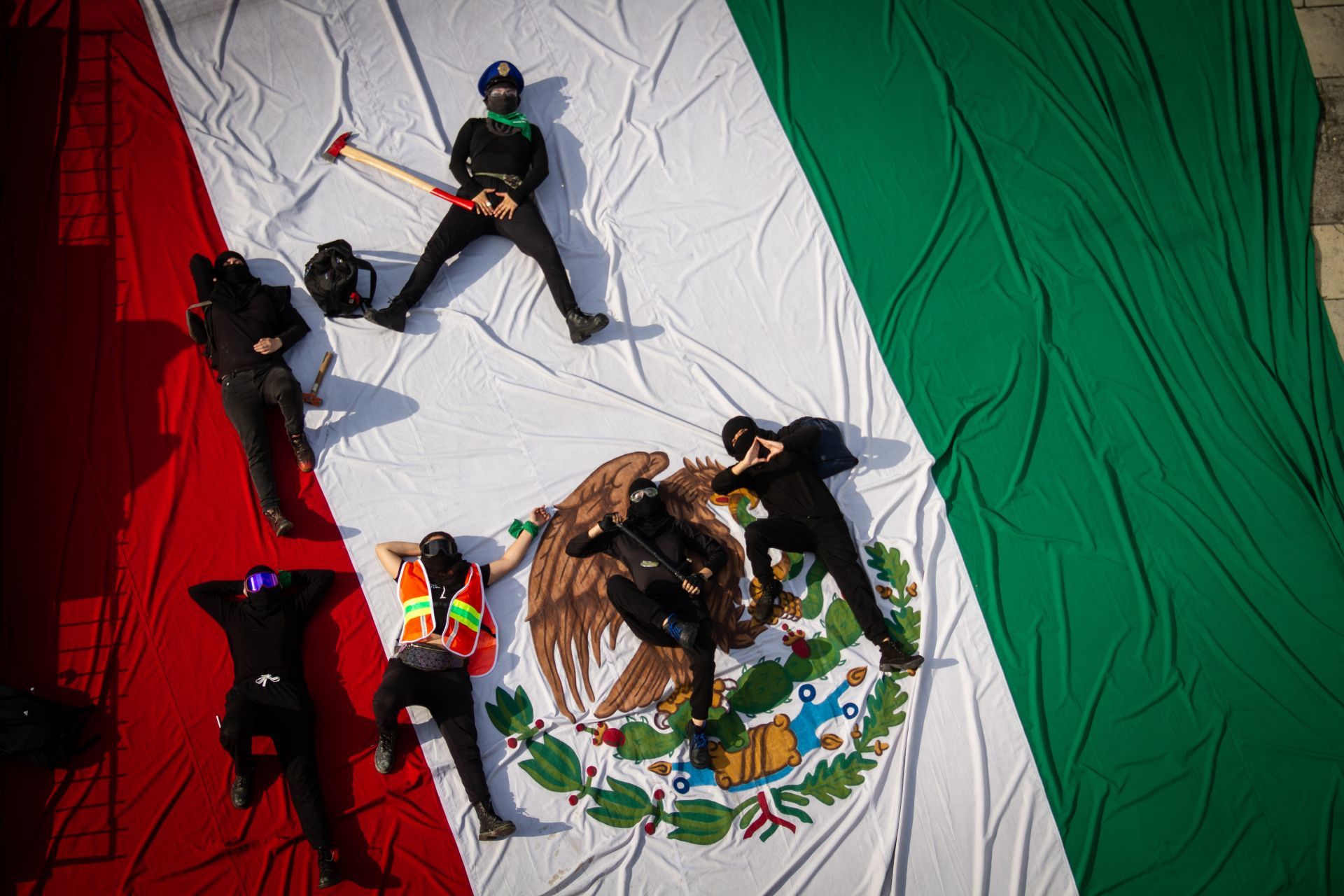 Estudiantes y mujeres de colectivas feministas tomaron el Centro de Estudios Científicos y Tecnológicos (CECyT) 4 Lázaro Cárdenas del Instituto Politécnico Nacional (IPN), para exigir justicia por acosos en las instalaciones, incluyendo la violación de una estudiante.Al anochecer dejaron las instalaciones siendo acompañadas por representantes de la Comisión de Derechos Humanos de la Ciudad de México