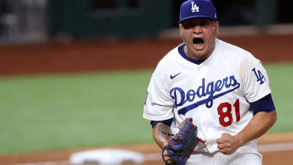 Víctor González rompió en llanto al recordar a su papá tras el título de los Dodgers