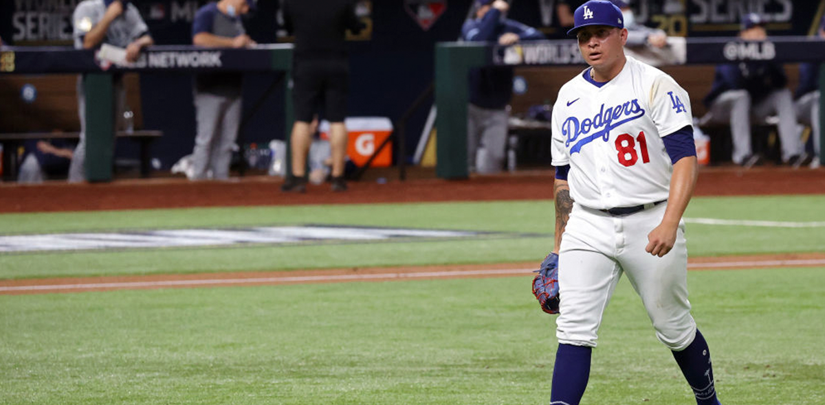 Víctor González rompió en llanto al recordar a su papá tras el título de los Dodgers
