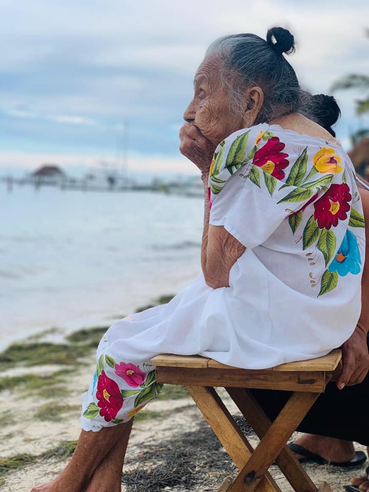 Se vale llorar: Abuelita de 97 años conoció el mar y su reacción está conmoviendo al internet 