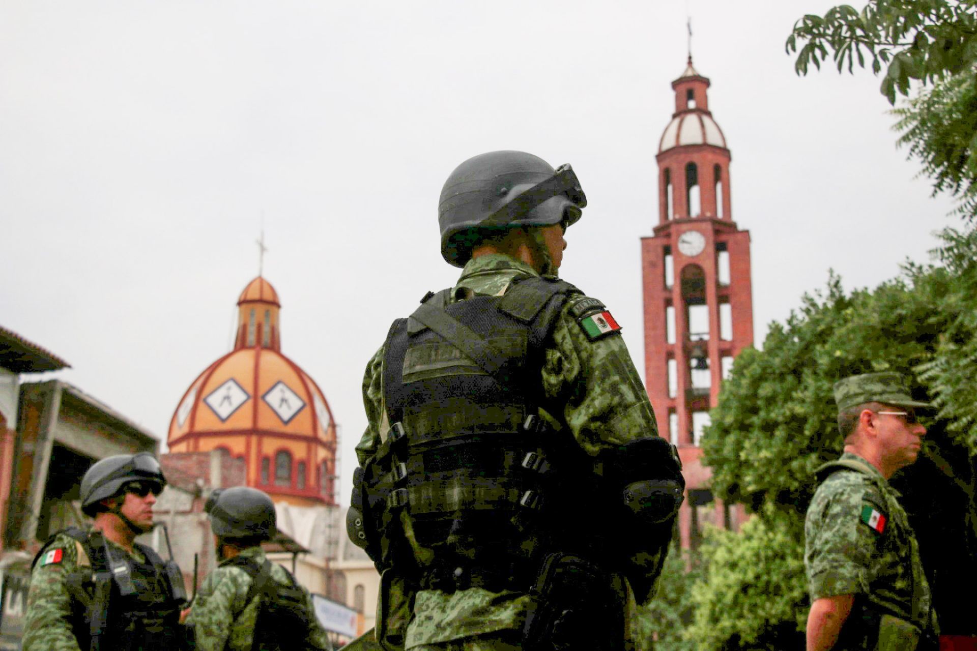 APATZINGÁN, MICHOACÁN. 28MAYO2019. El gobierno local y federal lanzaron el día de hoy la segunda fase del Plan Integral de Seguridad, con el despliegue de policías debidamente certificados para fortalecer las acciones operativas y de inteligencia en tres regiones estratégicas: Apatzingán, Coalcomán y Lázaro Cárdenas, que abarcan en su totalidad 17 municipios. Apatzingán hoy se convierte en el primer municipio del estado que tiene su estado de fuerza completo, con policías certificados, preparados. Y eso vale la pena por la seguridad del municipio y de nuestro estado, destacó el Gobernador Silvano Aureoles Conejo, en la puesta en marcha de esta estrategia histórica para la entidad. FOTO: JUAN JOSÉ ESTRADA SERAFÍN/ CUARTOISCURO.COM