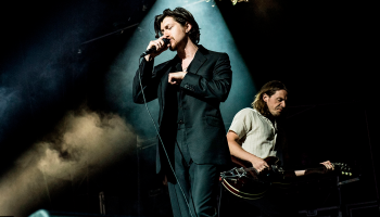 ¡Arctic Monkeys lanzará un disco en vivo para ayudar a una buena causa!