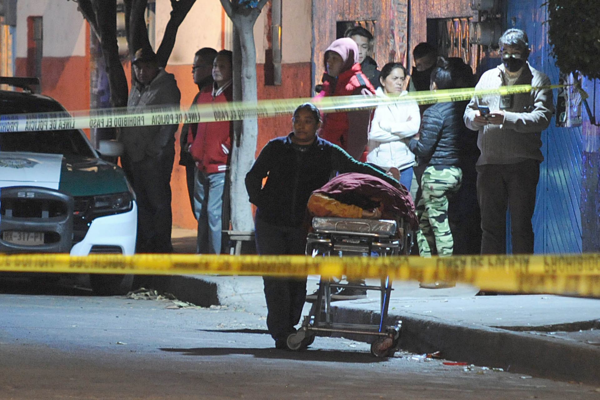 Rafaguean con AK-47 conocida como cuerno de chivo a varias personas al interior de un domicilio en calles de la colonia Providencia en Azcapotzalco. Tres personas resultan lesionadas en hospitales cercanos.