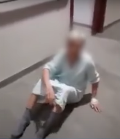 Enfermera de asilo se burla de una anciana tirada en el suelo que intenta levantarse