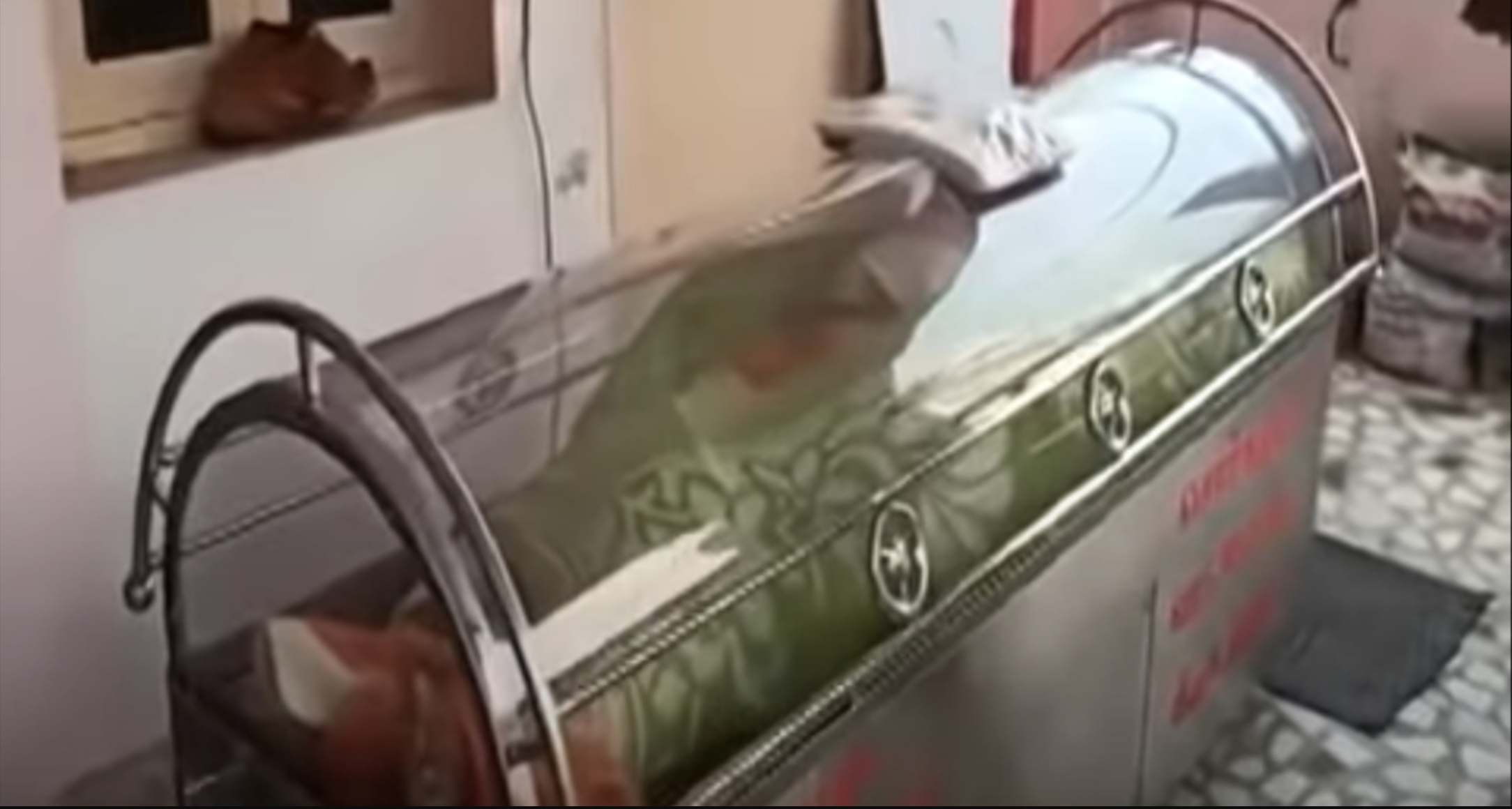 OLOV: Video muestra a un hombre despertar dentro de un congelador luego de ser declarado muerto
