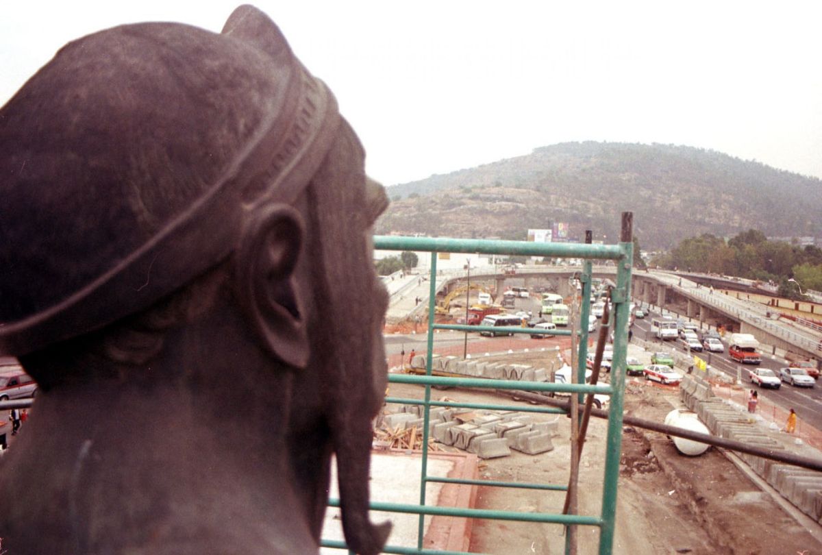 MEXICO, D.F. 14MAYO2005.- La estatua de los Indios Verdes que se encuentran en Insurgentes norte serán removidas por las obras del metrobus.FOTO: Arturo Juárez/CUARTOSCURO.COM
