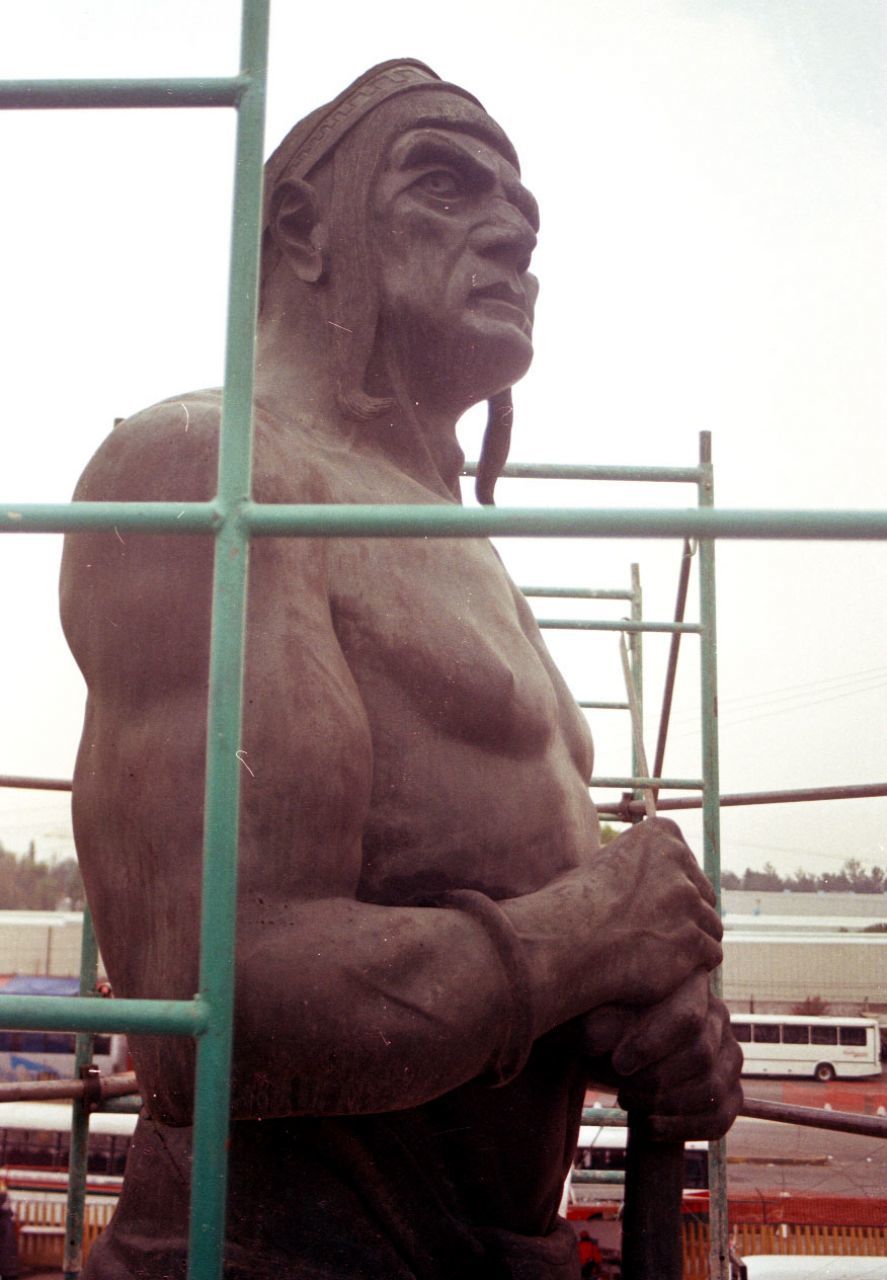 MEXICO, D.F. 14MAYO2005.- La estatua de los Indios Verdes que se encuentran en Insurgentes norte serán removidas por las obras del metrobus.FOTO: Arturo Juárez/CUARTOSCURO.COM