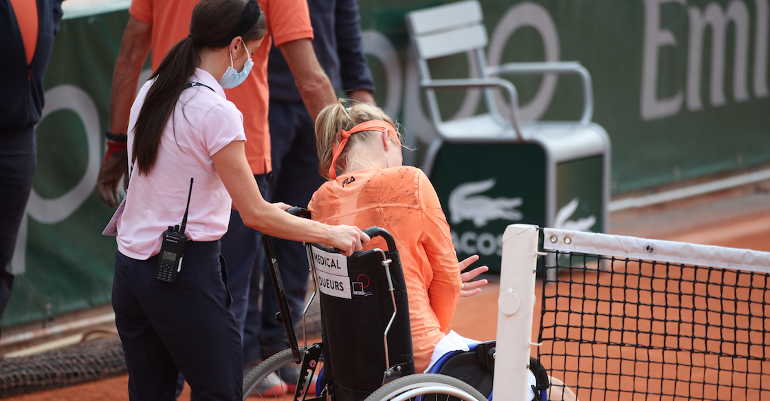 Controversia en Roland Garros tras la salida de Kiki Bertens en silla de ruedas