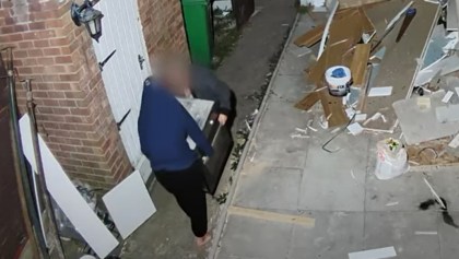 ¡Qué reacción! Hombre descubre a tres ladrones robando en su patio y así los enfrentó