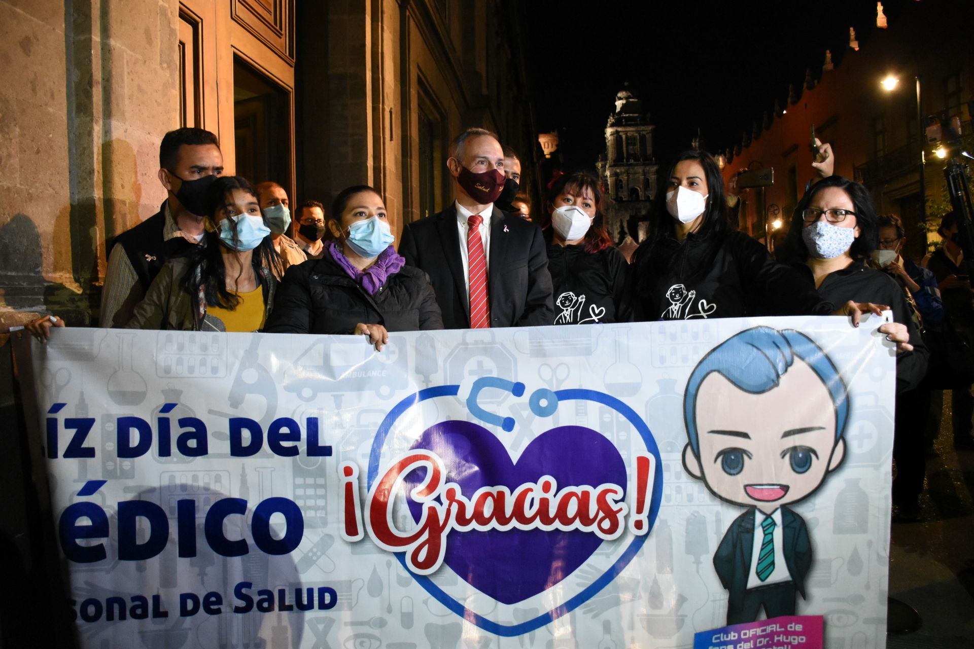 Qué galán: Club de fans de López-Gatell le lleva serenata hasta Palacio Nacional