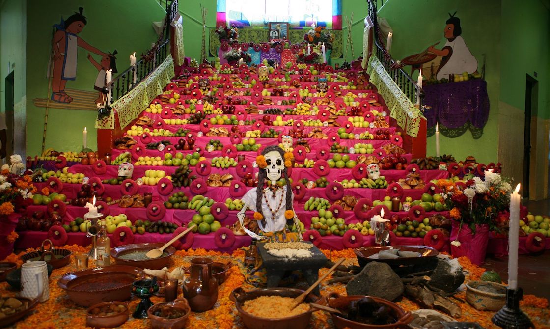 mixquic-dia-de-muertos-ofrenda