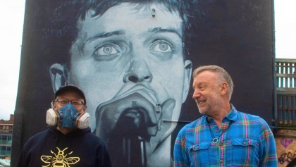 ¡Asombroso! Peter Hook presenta un mural en honor a Ian Curtis por el Día de la Salud Mental