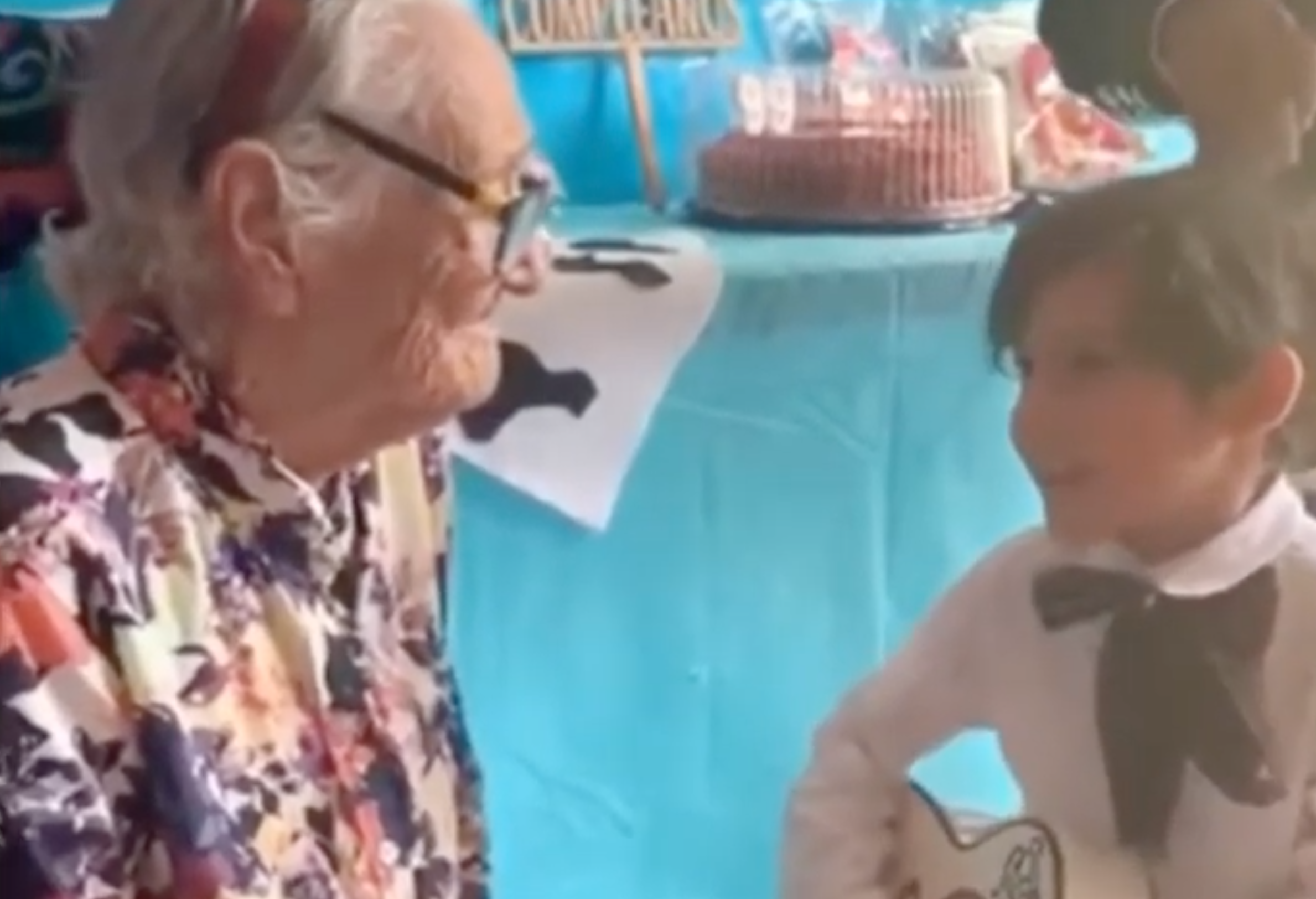 Como en la película: Niño le lleva serenata a su bisabuelita y le canta "Recuérdame" de 'Coco'