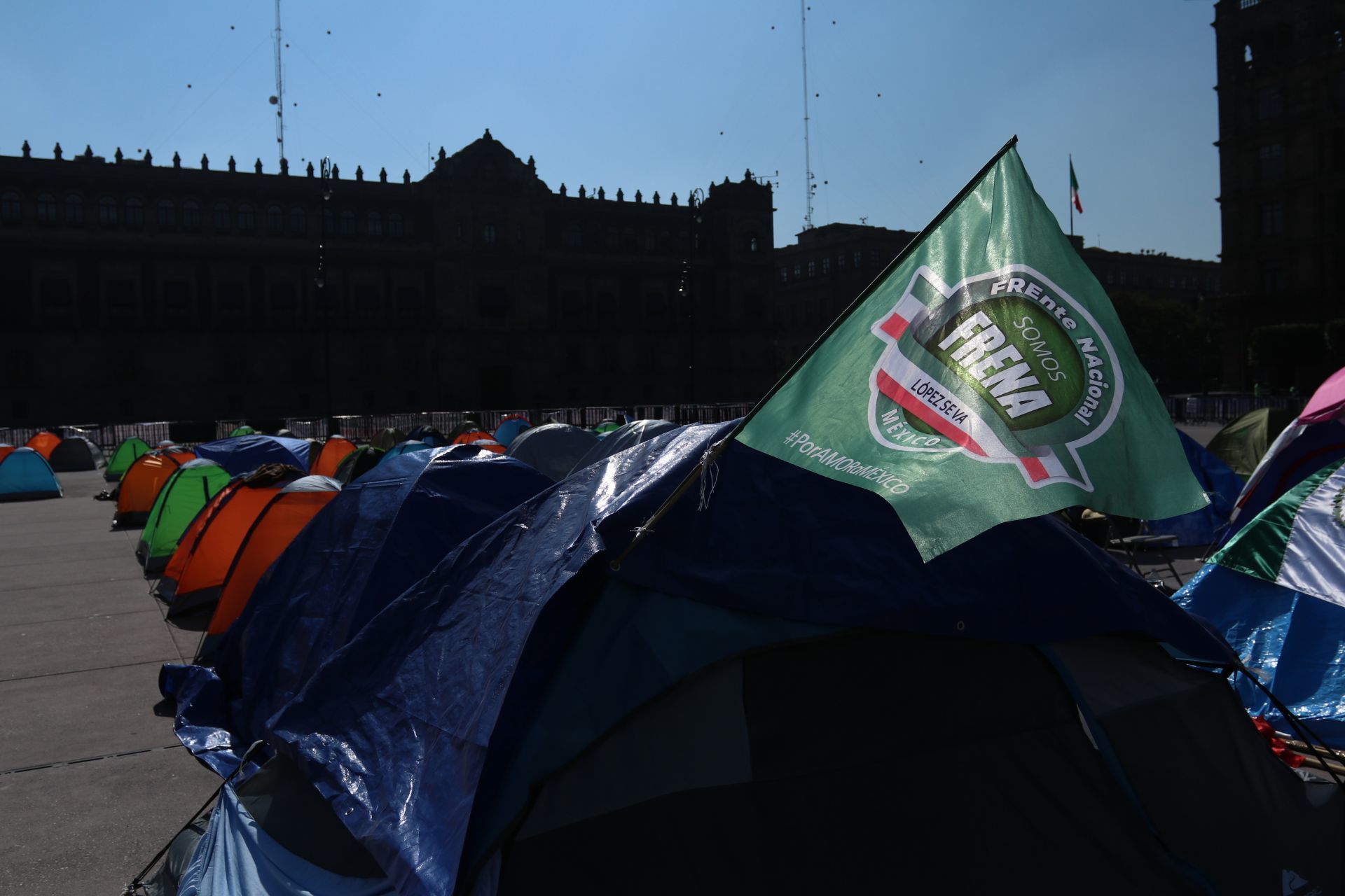 Simpatizantes de AMLO "chocan" con integrantes de FRENAAA en el Zócalo
