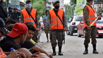 Policía de Guatemala frena a caravana migrante antes de su llegada a México