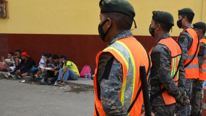 Policía de Guatemala frena a caravana migrante antes de su llegada a México