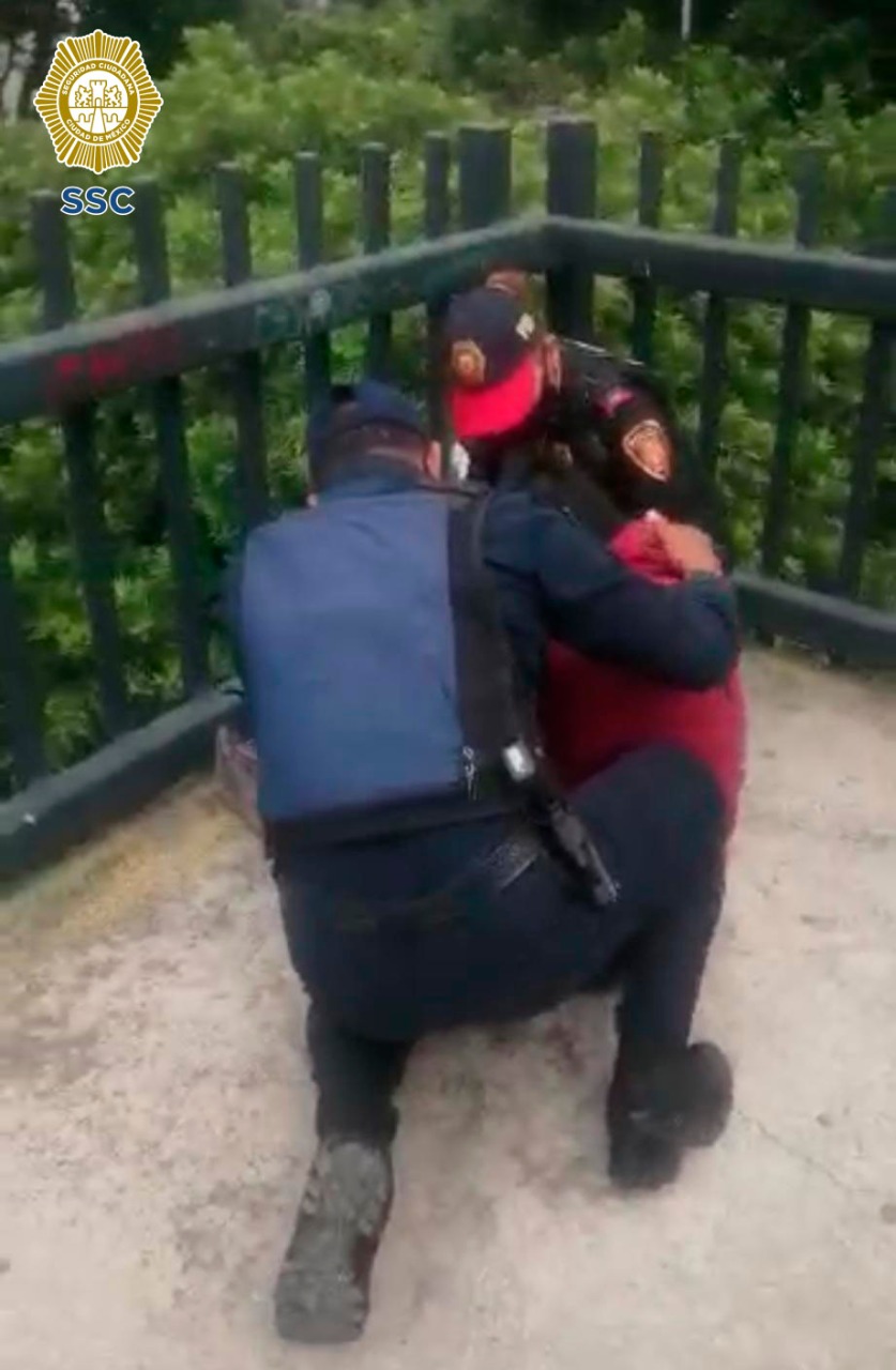 Llegaron a tiempo: Policías evitan que joven se arroje de un puente en la CDMX