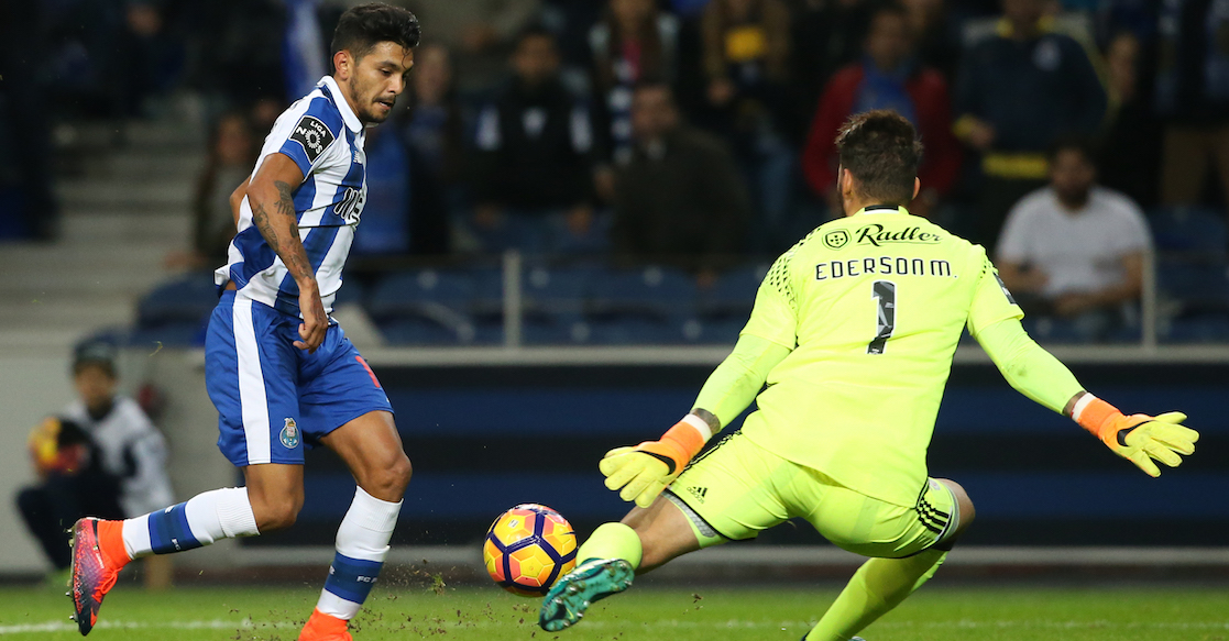 ¡De crack! El golazo del 'Tecatito' Corona en el empate del Porto en Lisboa