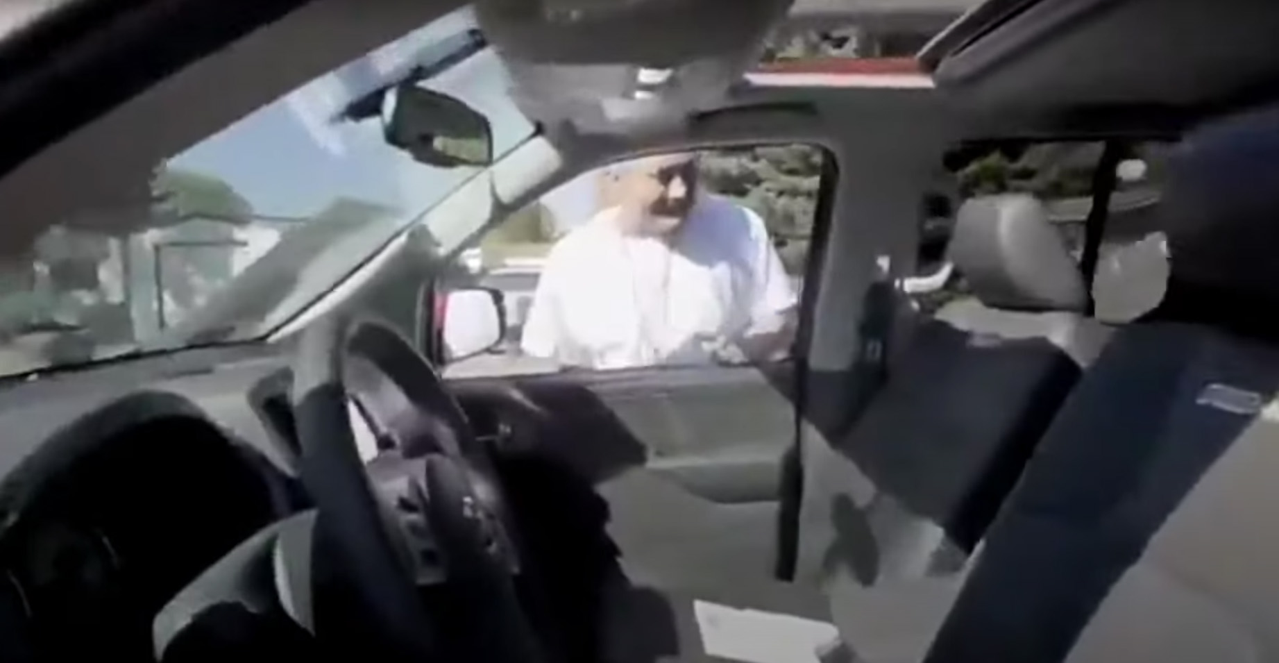 Ah, prro: El tiktoker cholo recibió una camioneta de regalo de la marca del jugo