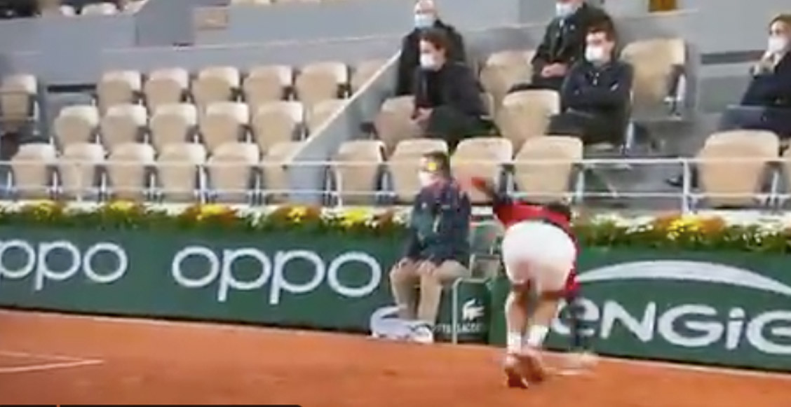 ¡Una limpia! Djokovic volvió a golpear a un juez de línea... pero ahora no lo descalificaron