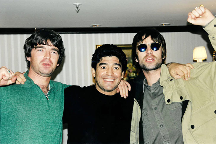 En 1998 y en su momento más alto, Oasis dio dos conciertos en Argentina, y fue ahí donde sin quererlo conocieron a Diego Armando Maradona.
