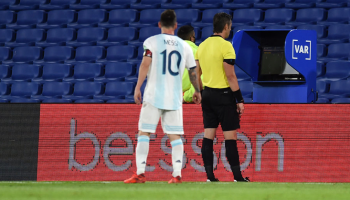 "Ya nos cagaste": Filtran video de Messi reclamando al árbitro del Argentina vs Paraguay