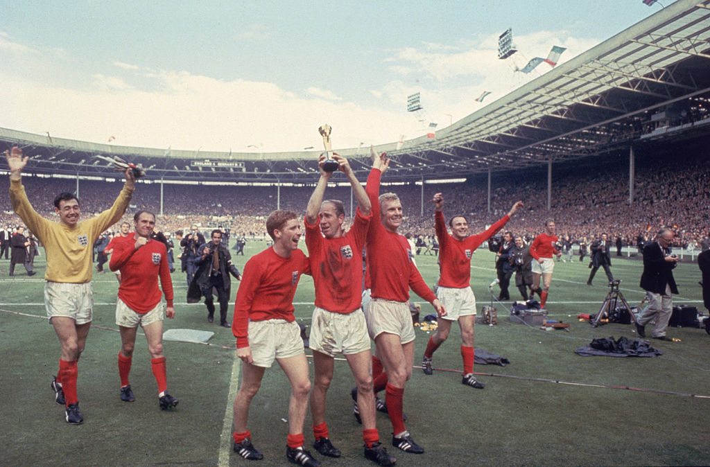 ¿Quién es Bobby Charlton y por qué su diagnóstico de demencia ha devastado el futbol inglés?