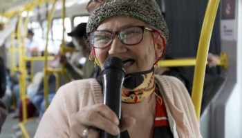Con mucho flow: Ella es 'Cindy Sin Dientes', la abuelita que rapea en el transporte público
