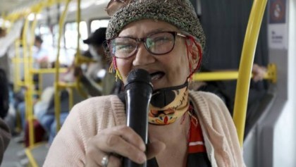 Con mucho flow: Ella es 'Cindy Sin Dientes', la abuelita que rapea en el transporte público