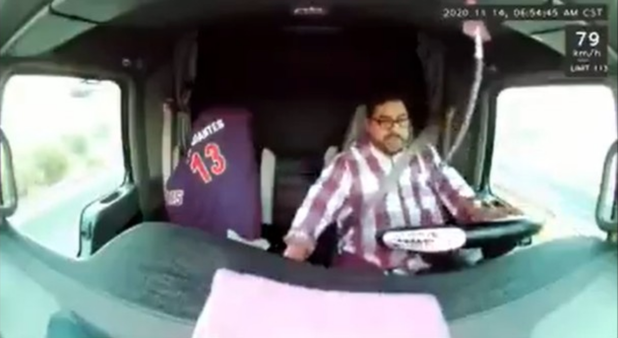 Como de película: Conductor de tráiler esquiva balas en la autopista Querétaro-Irapuato