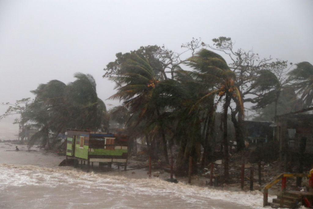 Los videos que muestran la llegada del huracán Iota a Centroamérica 