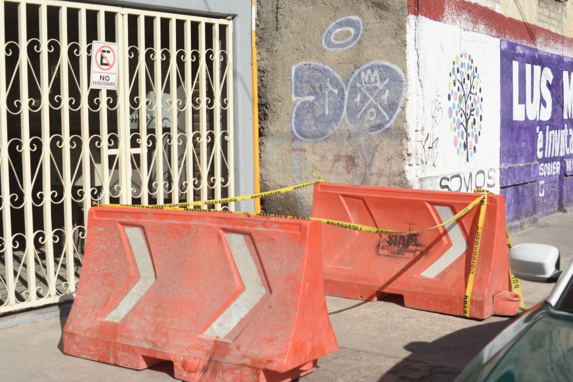 CIUDAD DE MÉXICO, 11NOVIEMBRE2020.- Elementos de la policía capitalina detuvieron, esta madrugada, a un adolescente que se encontraba arrastrando una maleta que portaba un cadáver. El menor aseguró que no sabía el contenido y que le habían prometido dinero por tirarla en un basurero cercano, según datos de los oficiales. Elementos de investigación se encuentran determinando si el suceso tiene relación con el caso similar, en días pasados, donde los cuerpos de dos menores de 12 y 14 años fueron encontrados dentro de un maleta cerca de una vecindad del centro histórico. El hallazgo se realizó al cruce de las calles Lerdo y Magnolia, en la colonia Guerrero.