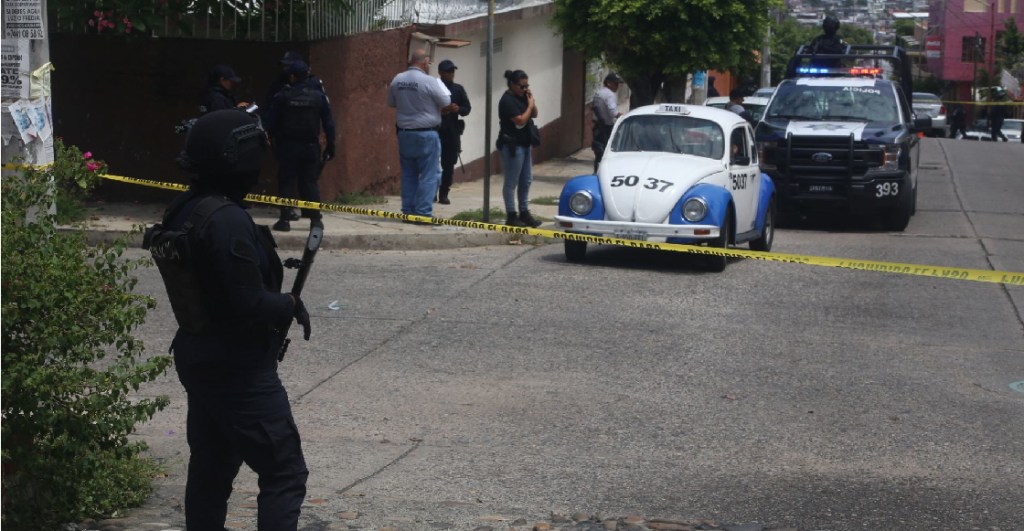 Policías de Puebla confunden a taxista con un delincuente y le disparan