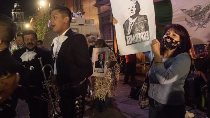 CIUDAD DE MÉXICO 12NOVIEMBRE2020.-Simpatizantes de Andrés Manuel López Obrador, Presidente de México; se congregaron en las afueras de Palacio Nacional, para traerle serenata previo al cumpleaños del primer mandatario.