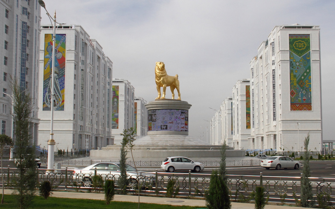 turkmenista-perro-estatua