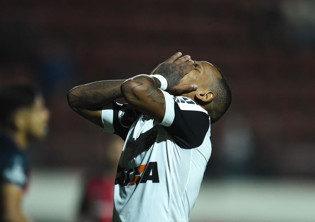 Pésimo día para un jugador del Corinthians: Sufrió un fuerte choque y perdió 4 dientes