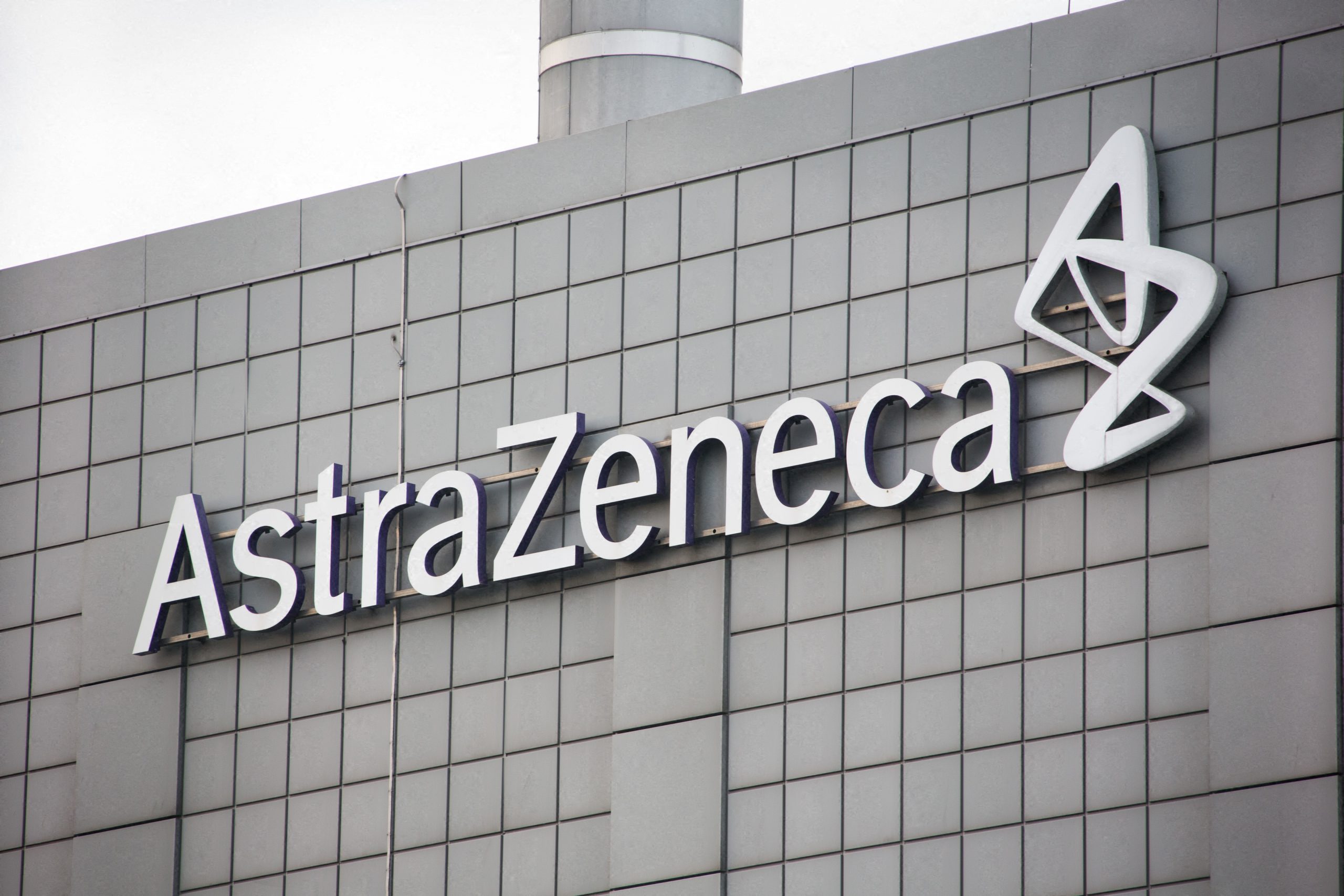 Voluntario de la vacuna de AstraZeneca presentó una demanda por "reacciones adversas severas"