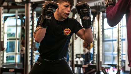 Brandon Moreno se prepara para enfrentar al campeón de las 125 libras de UFC