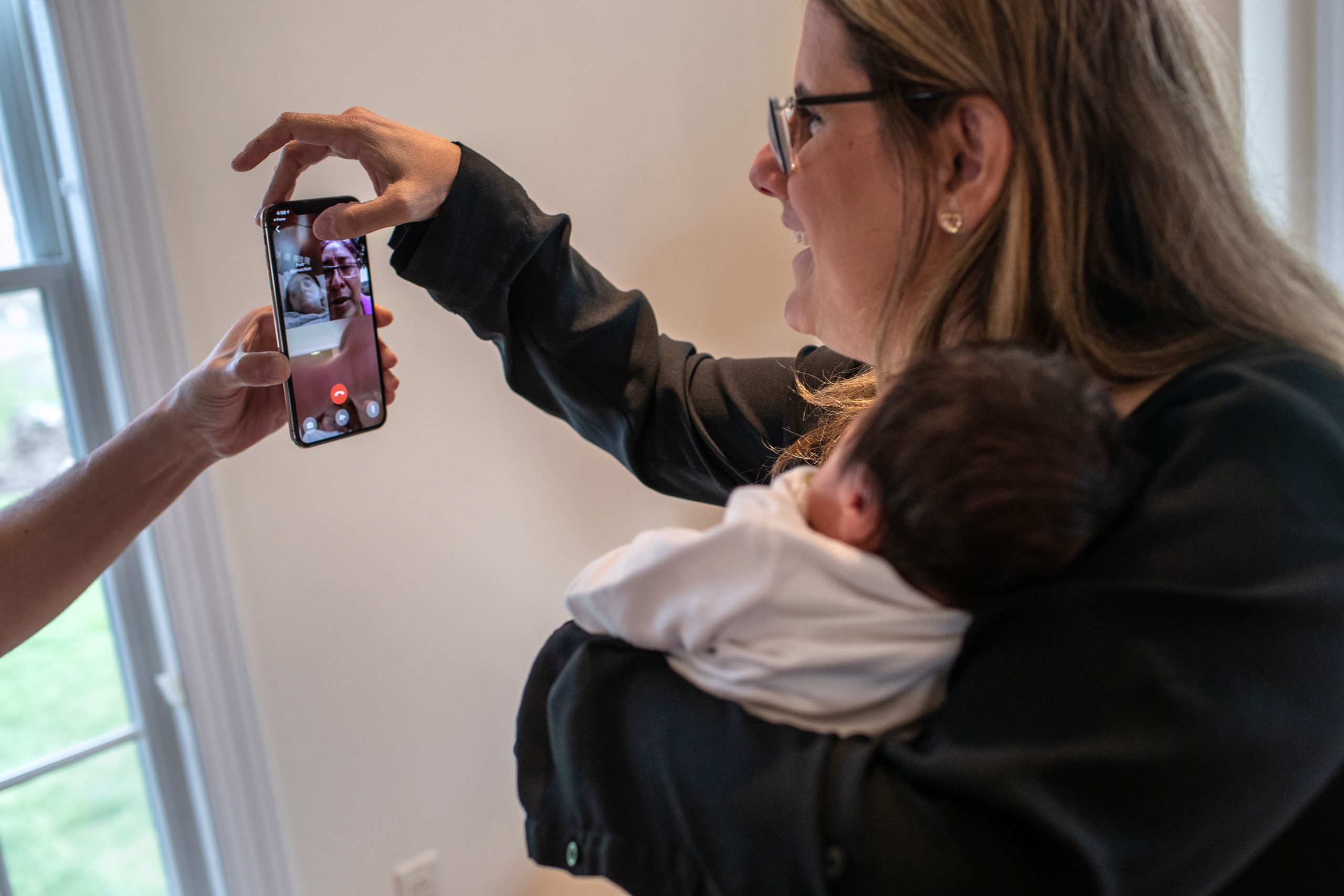 "Lo amo, pero no soy guardería": Abuelita cobra por cuidar a su nieto y abrió un enorme debate en internet