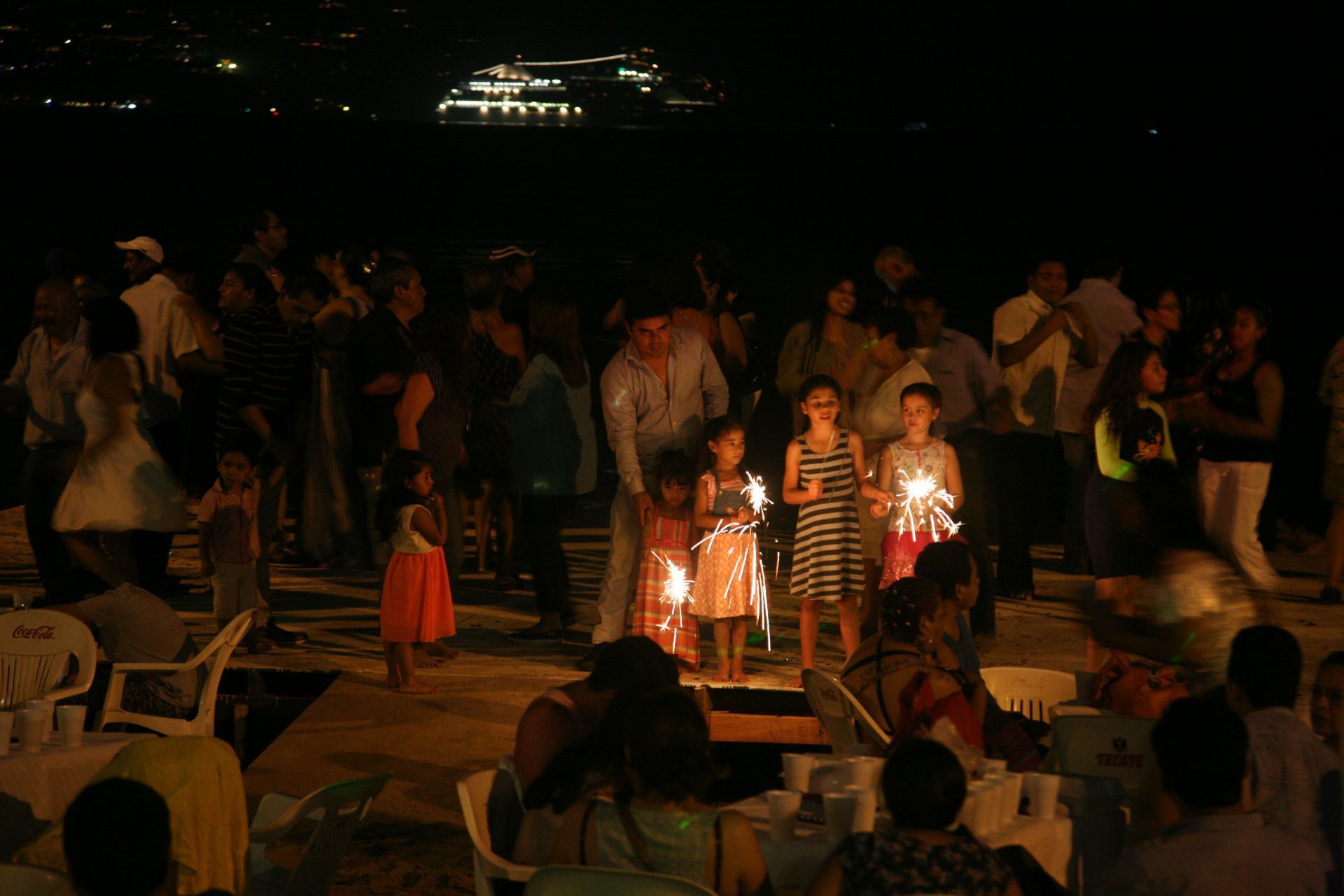 ACAPULCO, GUERRERO, 01ENERO2018.- Miles de familias de residentes y turistas, disfrutaron de una noche mágica, recibiendo el año 2018 con la tradicional gala de pirotecnia que se realizó en las playas de Acapulco. Las personas pudieron disfrutar de este espectáculo, acompañados de sus seres queridos, abarrotando la franja de arena y los establecimientos con vista al mar. FOTO: BERNANDINO HERNÁNDEZ /CUARTOSCURO.COM
