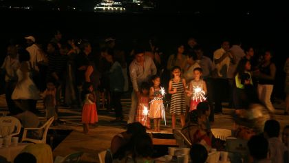 ACAPULCO, GUERRERO, 01ENERO2018.- Miles de familias de residentes y turistas, disfrutaron de una noche mágica, recibiendo el año 2018 con la tradicional gala de pirotecnia que se realizó en las playas de Acapulco. Las personas pudieron disfrutar de este espectáculo, acompañados de sus seres queridos, abarrotando la franja de arena y los establecimientos con vista al mar. FOTO: BERNANDINO HERNÁNDEZ /CUARTOSCURO.COM