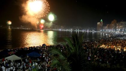 ACAPULCO, GUERRERO, 01ENERO2019.- Miles de personas llenaron las playas del puerto de Acapulco, para observar la gala pirotécnica de año nuevo. FOTO: CARLOS ALBERTO CARBAJAL /CUARTOSCURO.COM