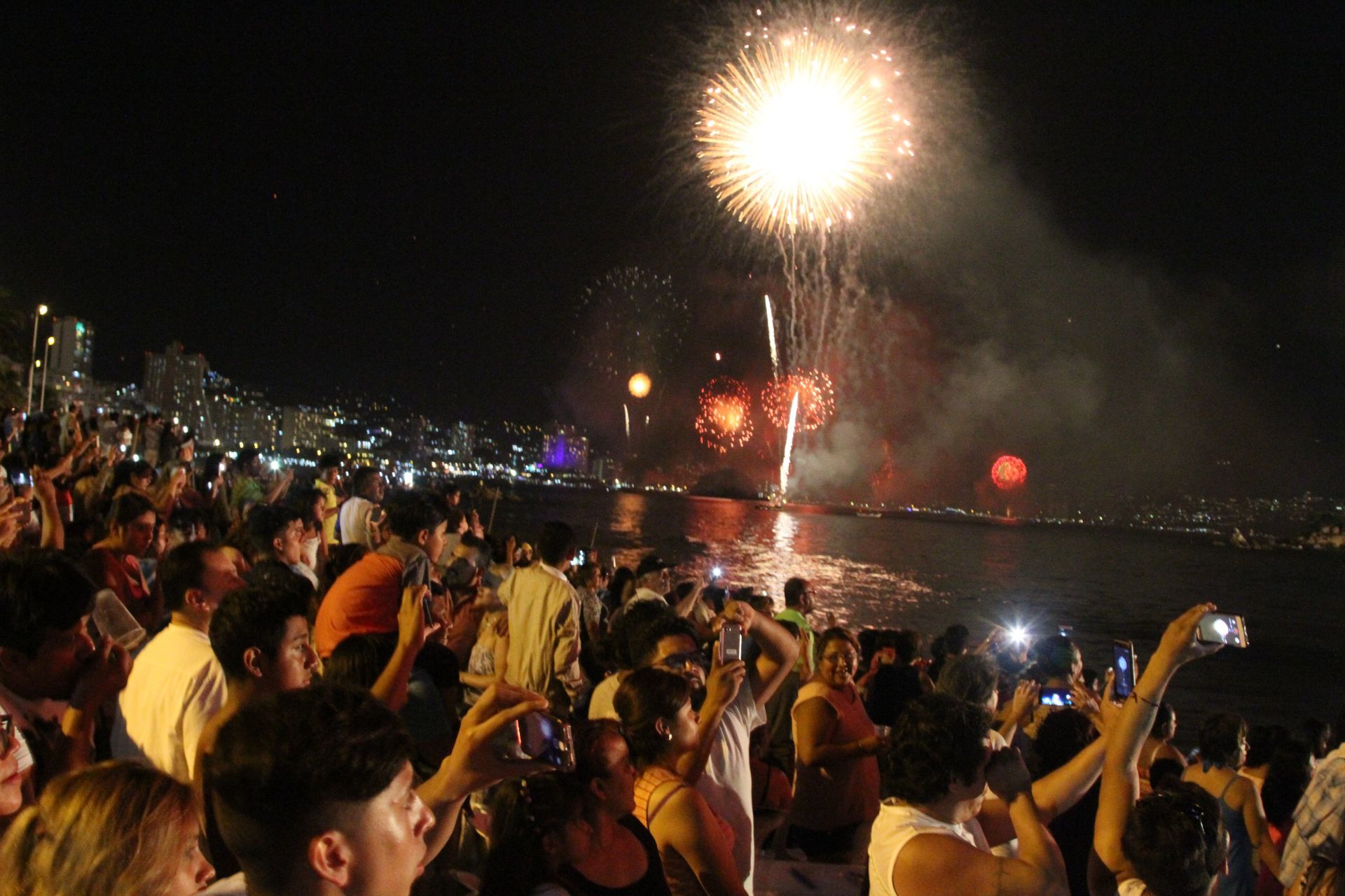 ACAPULCO, GUERRERO, 01ENERO2018.- Miles de familias de residentes y turistas, disfrutaron de una noche mágica, recibiendo el año 2018 con la tradicional gala de pirotecnia que se realizó en las playas de Acapulco. Las personas pudieron disfrutar de este espectáculo, acompañados de sus seres queridos, abarrotando la franja de arena y los establecimientos con vista al mar. FOTO: BERNANDINO HERNÁNDEZ /CUARTOSCURO.COM