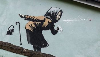 ‘¡Achú!’ El humor de Banksy reflejado en la fuerza de una mujer estornudando