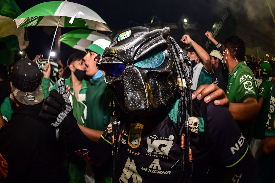 Casi 12 mil casos nuevos en México, pero decenas de aficionados de León se aglomeran a las afueras del Estadio