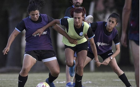Mara Gómez, la primera futbolista trans en el futbol de Argentina que escapó del suicidio