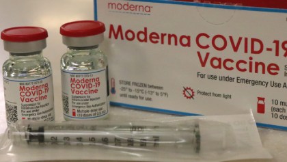 Médico de EU sufre reacción alérgica "severa" tras recibir la vacuna de Moderna contra COVID-19