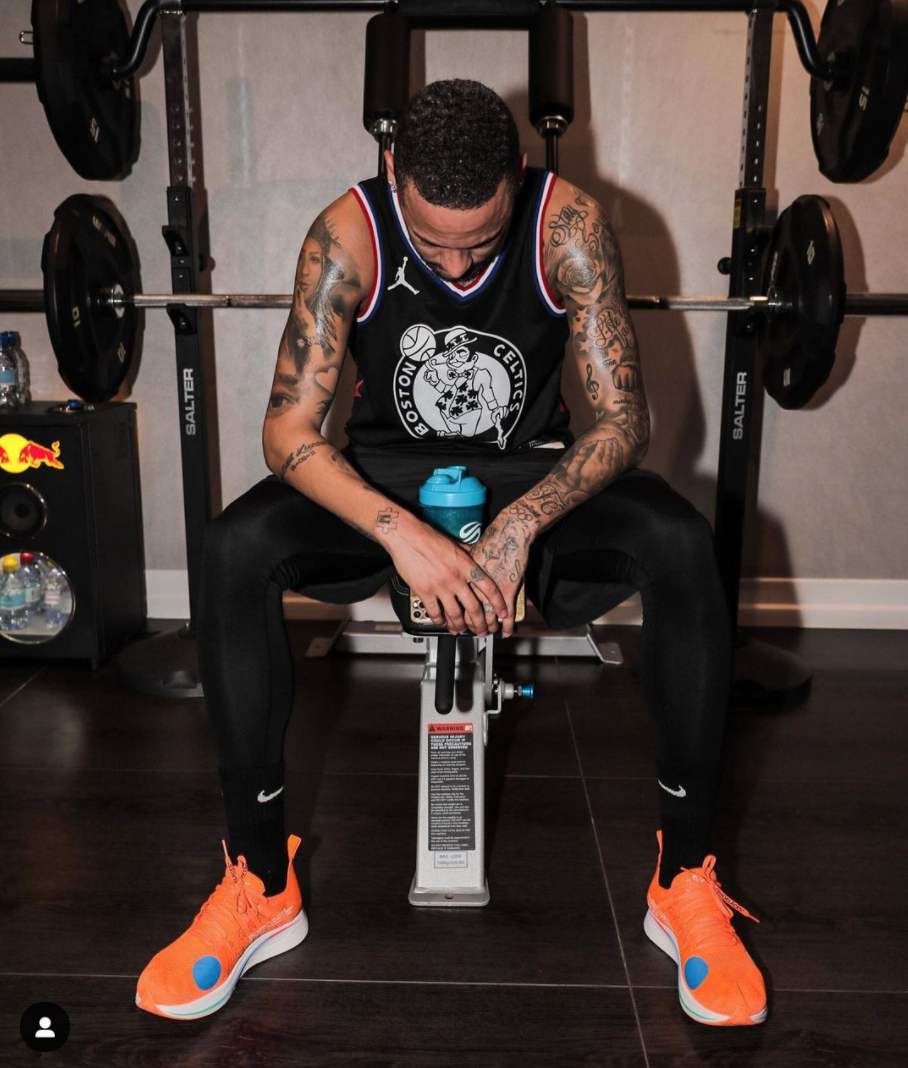 Neymar con jersey de la NBA